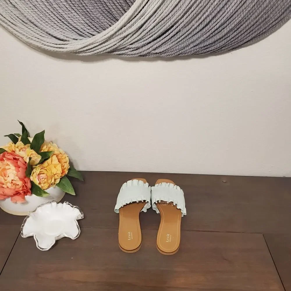 Lewit Cassandra Ruffle Slide Sz 39.5